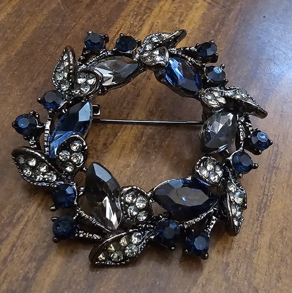 Elegant Black and Silver Faux Sapphire Brooch NWOT - Picture 6 of 7